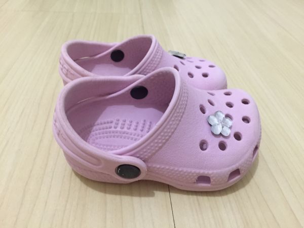 Crocs com charm Tam 2/3 equivale nro 17/18