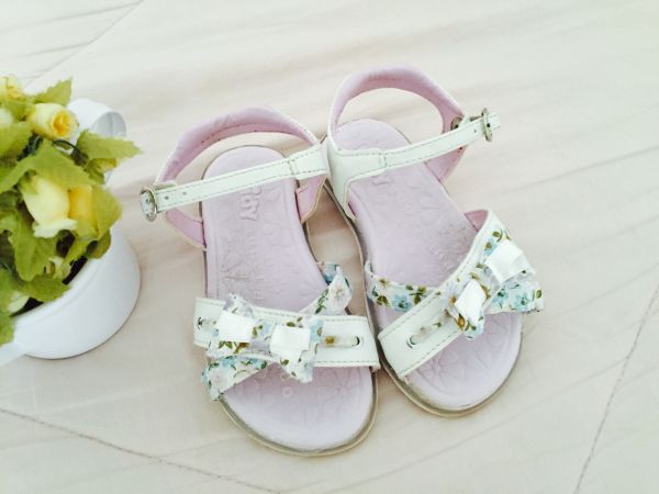 Sandália branca Kiddy Tam 21